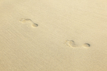 Fototapeta na wymiar człowieka, ślady stóp na piasku na plaży