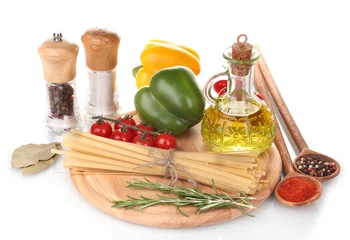 Foto op Plexiglas anti-reflex spaghetti, pot olie, kruiden en groenten © Africa Studio