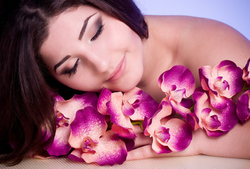 Obraz na płótnie Canvas Beautiful woman in spring violet flowers