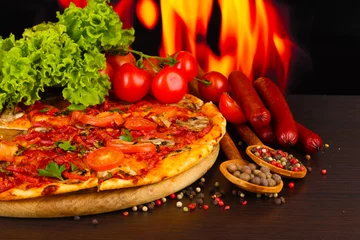 Poster leckere Pizza, Salami, Tomaten und Gewürze © Africa Studio