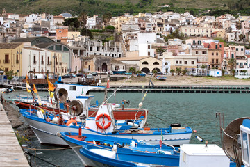 Fototapeta na wymiar widok na port turystyczny w Castellammare del Golfo miasta, SICIL