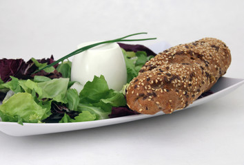 Frischkäse mit Salat