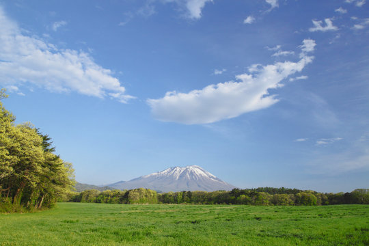 草原と岩手山