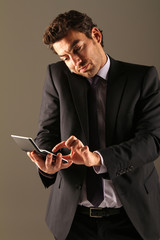 Mann mit Taschenrechner