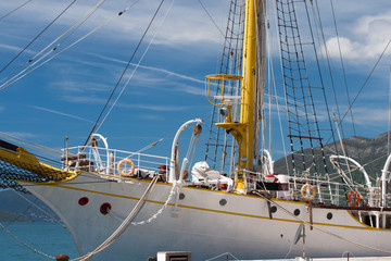 Obraz premium Sailing vessel at the dock