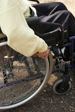 Rentnerin im Rollstuhl