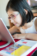 Petite fille et tablette