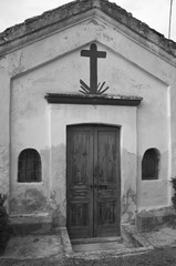 Vecchia chiesa di campagna facciata  B&W image