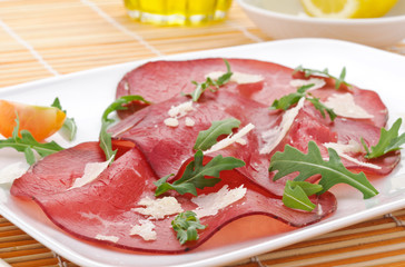 Bresaola con rucola e parmigiano