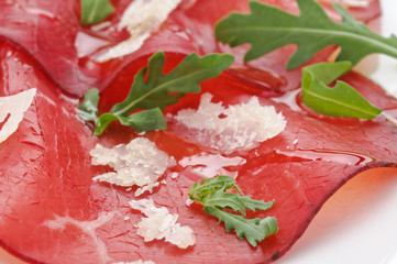 Bresaola con rucola e scaglie di parmigiano, close-up