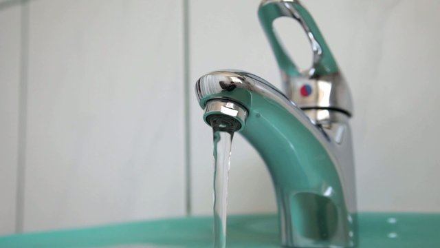 Flie&szlig;ender Wasserhahn in einem Badezimmer im Hotel