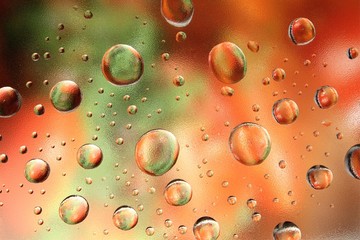 Tropfen auf Fensterglas