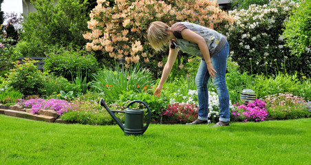 Frau pflegt den Garten