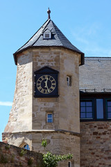 Blick auf die Turmuhr vom Schloß Waldeck am Edersee