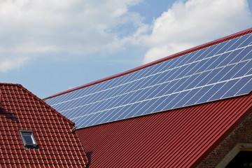 Photovoltaikanlage montiert auf dem Dach eines Bauernhofes