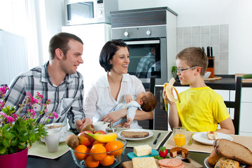 Fototapeta na wymiar Młoda rodzina na śniadanie