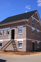 zweistöckiger Rohbau im Hochformat