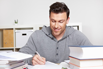 Student lernt mit vielen B&uuml;chern