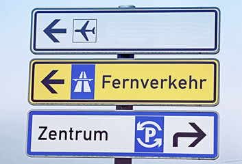 Obraz premium Richtungsschilder in der Großstadt