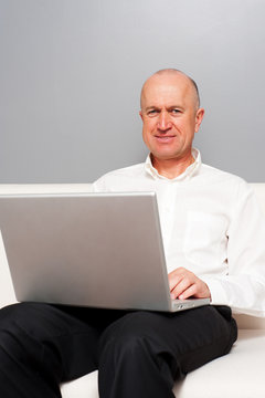 picture of smiley senior man with laptop