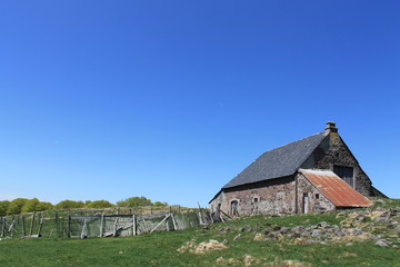 Obraz premium Ferme abandonnée en moyenne montagne auvergnate