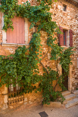 Fototapeta na wymiar Dom Kamienny wspinaczka Provence Francja