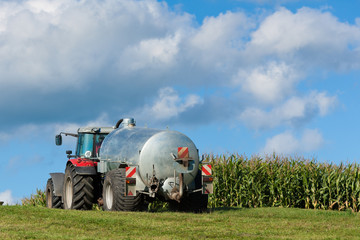 Traktor auf einem Feldweg