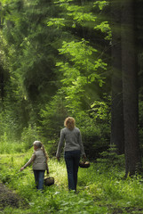 Mutter und Tochter beim Pilze sammeln