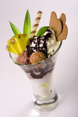 Eisbecher mit Schokolade und Ananas
