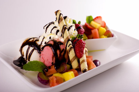 Eis mit Fruchtsalat