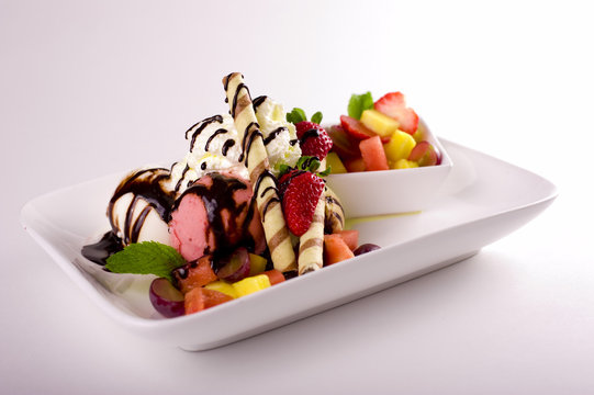 Eis mit Obstsalat