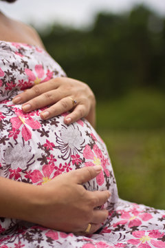 Mulher gr&aacute;vida segurando a barriga