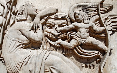Femme et Cupidon, bas relief de pierre.