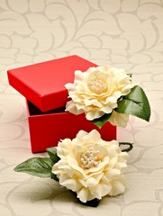 Caja roja con flor