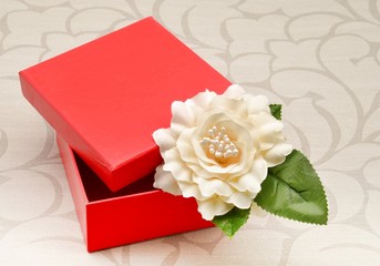 Caja roja con flor