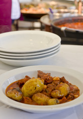 Gulasch mit Bratkartoffeln