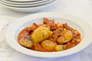 Gulasch mit Bratkartoffeln