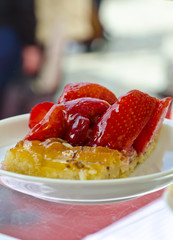 Erdbeere mit Himbeere in Apfel