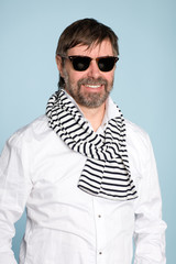 Obraz premium Smiling man wearing sunglasses