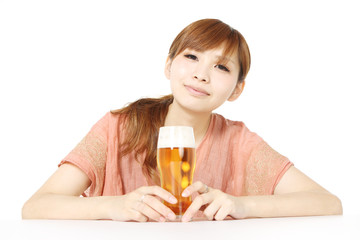 ビールを飲む女性