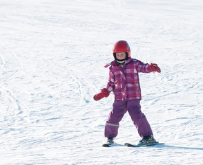 Fototapeta na wymiar mädchen fährt ski