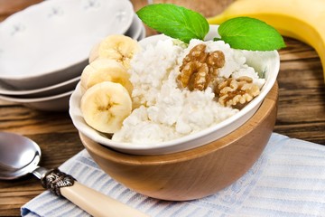 Frischkäse und Obst