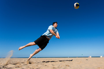 Beachvolleyballer im Flug