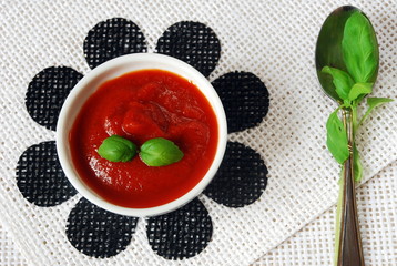 Sos pomidorowy z bazylią