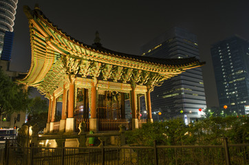 Obraz premium temple in central seoul south korea at night