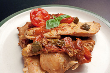 Pollo con pomodorini e capperi