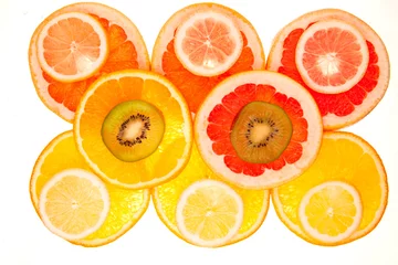 Crédence de cuisine en plexiglas Tranches de fruits Fond coloré de différentes tranches de fruits
