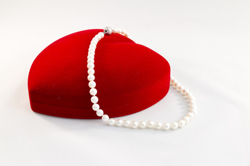 Cofanetto cuore rosso su fondo bianco