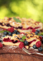Streuselkuchen mit Himbeeren und Blaubeeren