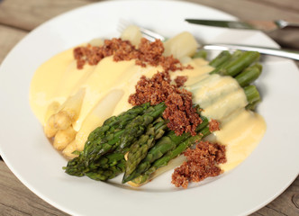 Spargel grün und weiss mit Hollandaise und Semmelbröseln
